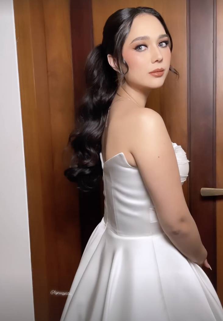 Makeup dan baju Raquel. (instagram.com/byfheyaayu)