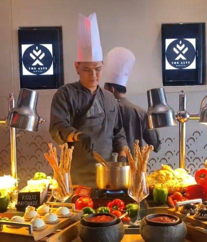 Hidangan bukber all you can eat di hotel Palembang (IDN Times/Dokumen)