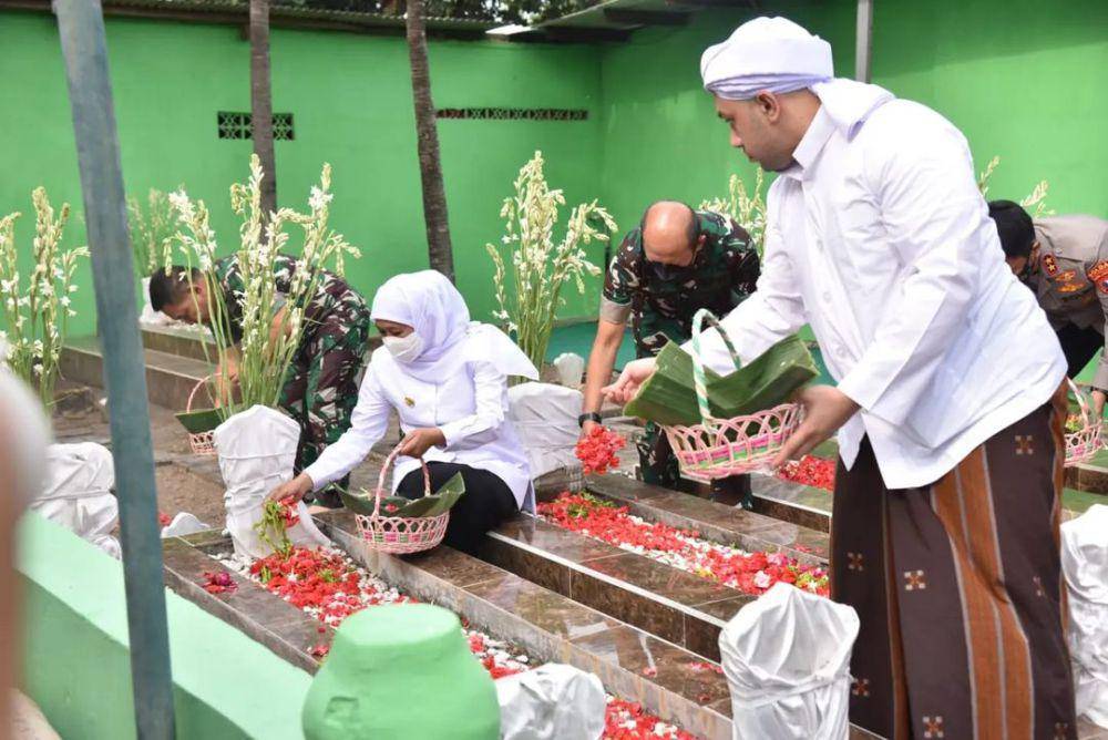 Khofifah Indar Parawansa Gubernur Jatim saat ziarah ke makam ulama Aulia Sono, Sidoarjo. Instagram/pemkabsidoarjo