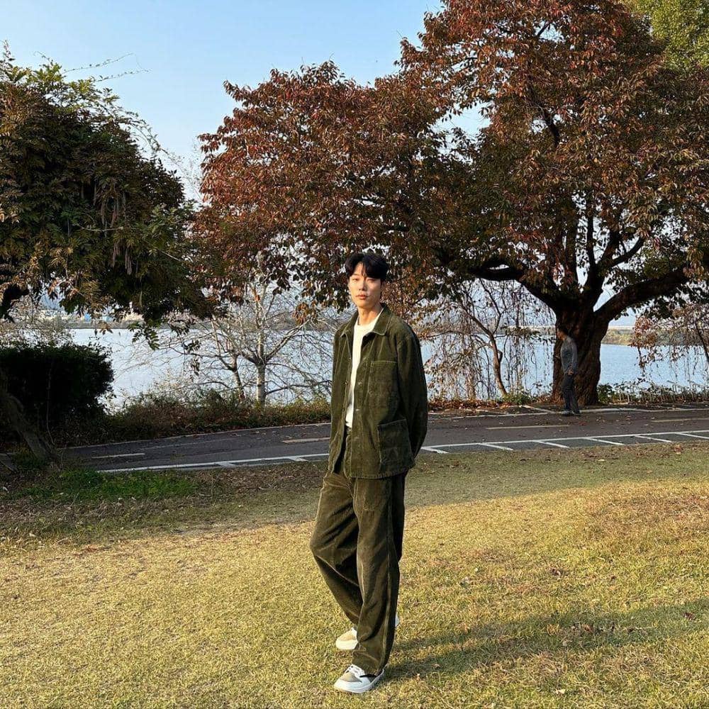 layering outfit ala Ryu Jun Yeol (instagram.com/ryusdb)