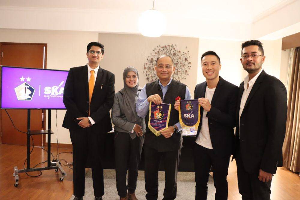 Kapten tim Persik Kediri Artur Irawan dan Direktur Persik Kediri Souraya Farina berfoto bersama perwakilan SKASports serta Duta Besar India untuk Indonesia Sandeep Chakravorty. IDN Times/ istimewa