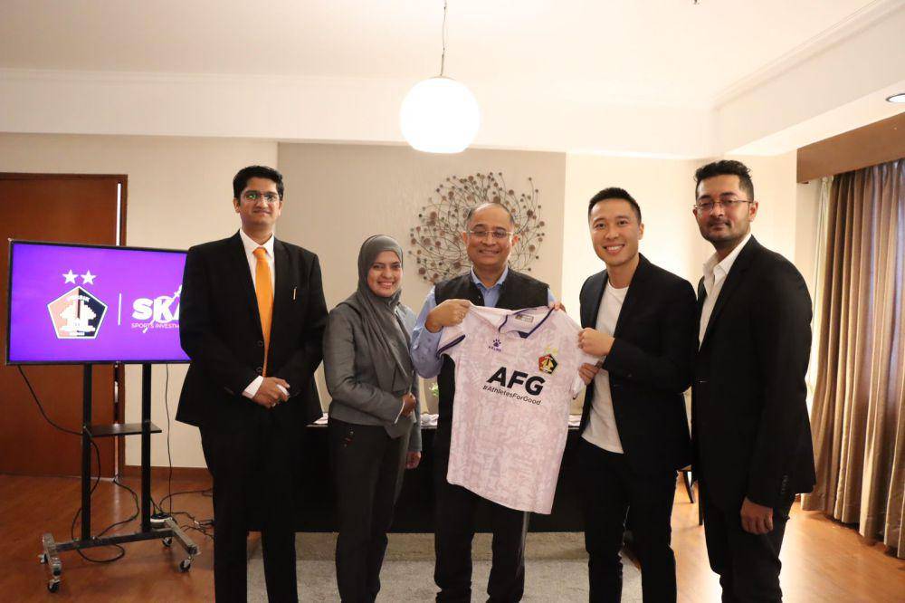 Kapten tim Persik Kediri Artur Irawan dan Direktur Persik Kediri Souraya Farina berfoto bersama perwakilan SKASports serta Duta Besar India untuk Indonesia Sandeep Chakravorty. IDN Times/ istimewa