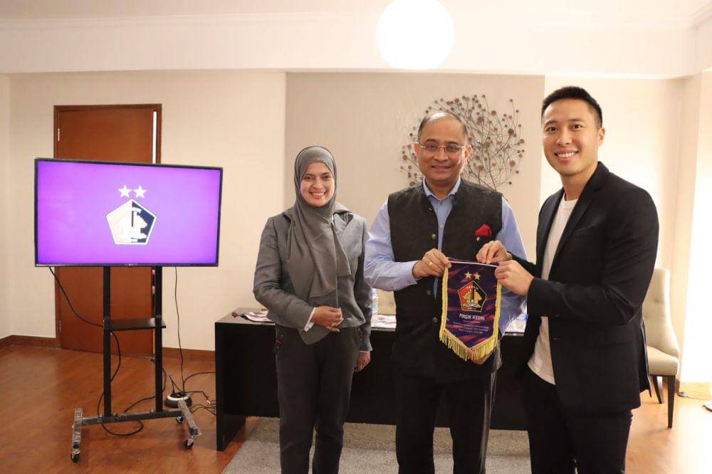 Kapten tim Persik Kediri Artur Irawan dan Direktur Persik Kediri Souraya Farina berfoto bersama perwakilan SKASports serta Duta Besar India untuk Indonesia Sandeep Chakravorty. IDN Times/ istimewa