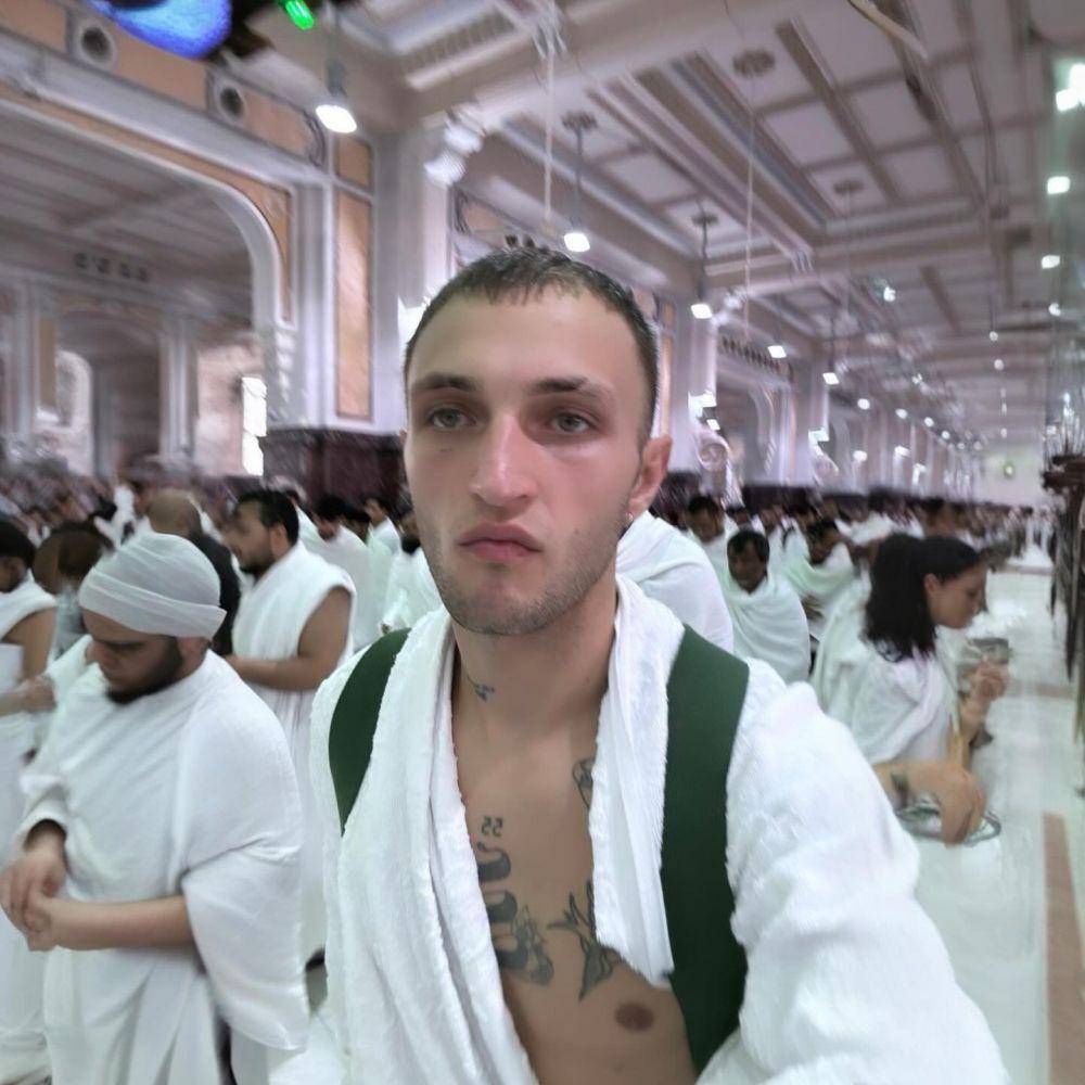 potret Anwar Hadid umrah (instagram.com/anwarhadid)