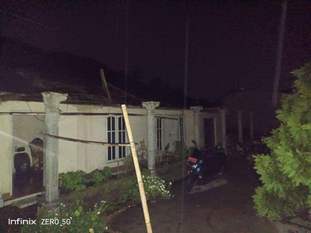 Atap rumah warga yang mengalami kerusakan karena ditiup angin (dok. BPBD Lotim)