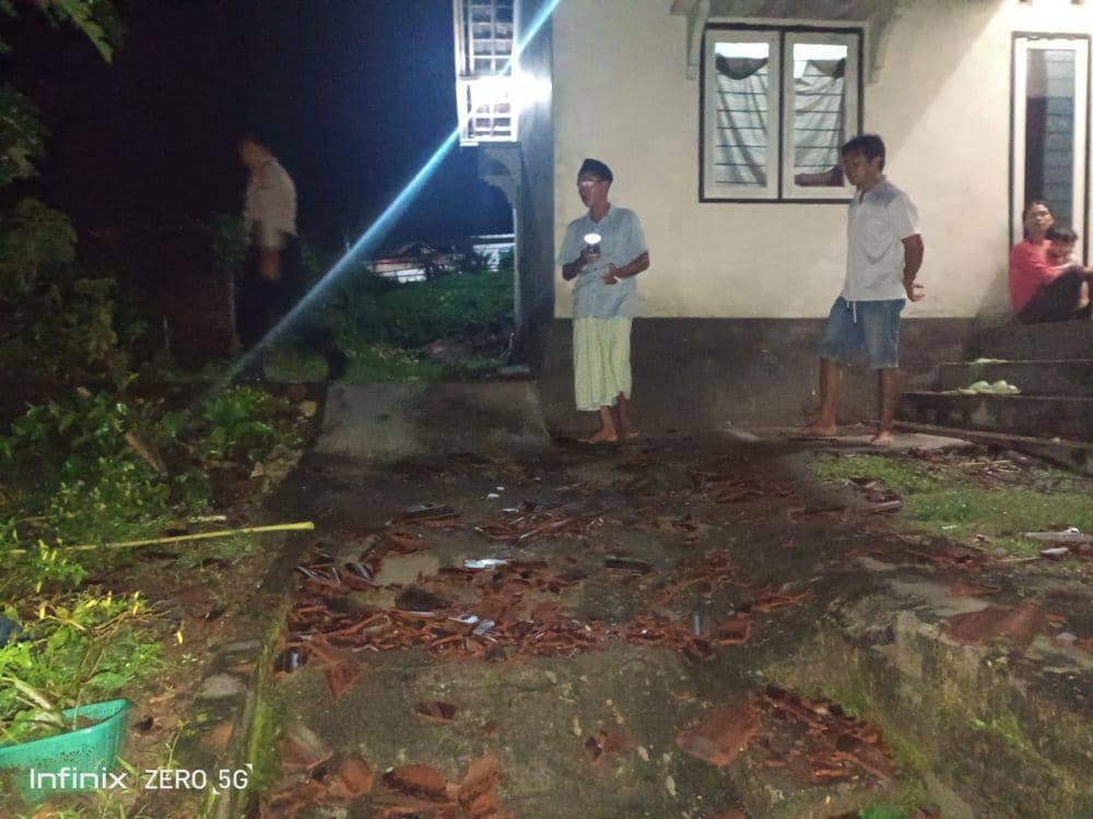 Genteng rumah warga berjatuhan karena tiupan angin (dok. BPBD Lotim)