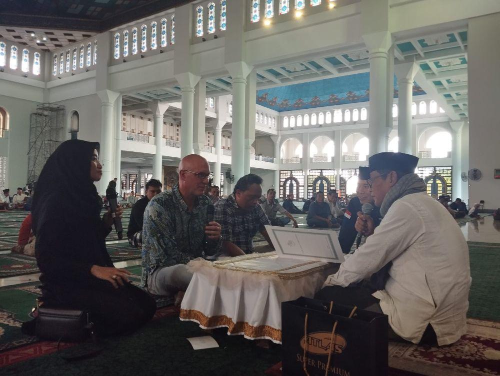 Ngaku Atheis, WNA Ini Ikrar Masuk Islam di Surabaya