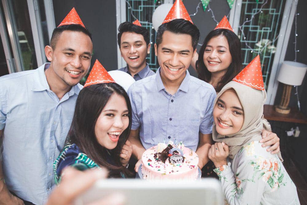 Ulang tahun di kantor (123rf.com/ferli)