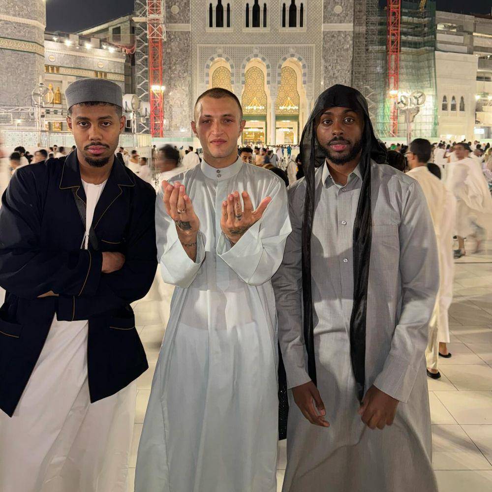 potret Anwar Hadid umrah (instagram.com/anwarhadid)