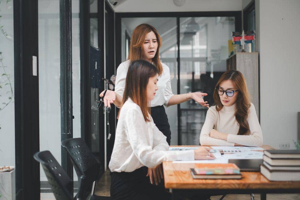 Ilustrasi orang ngedumel di kantor (123rf.com/maxxasatori)