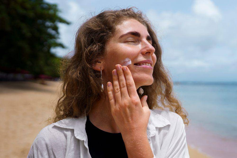 ilustrasi memakai sunscreen (freepik.com/freepik)