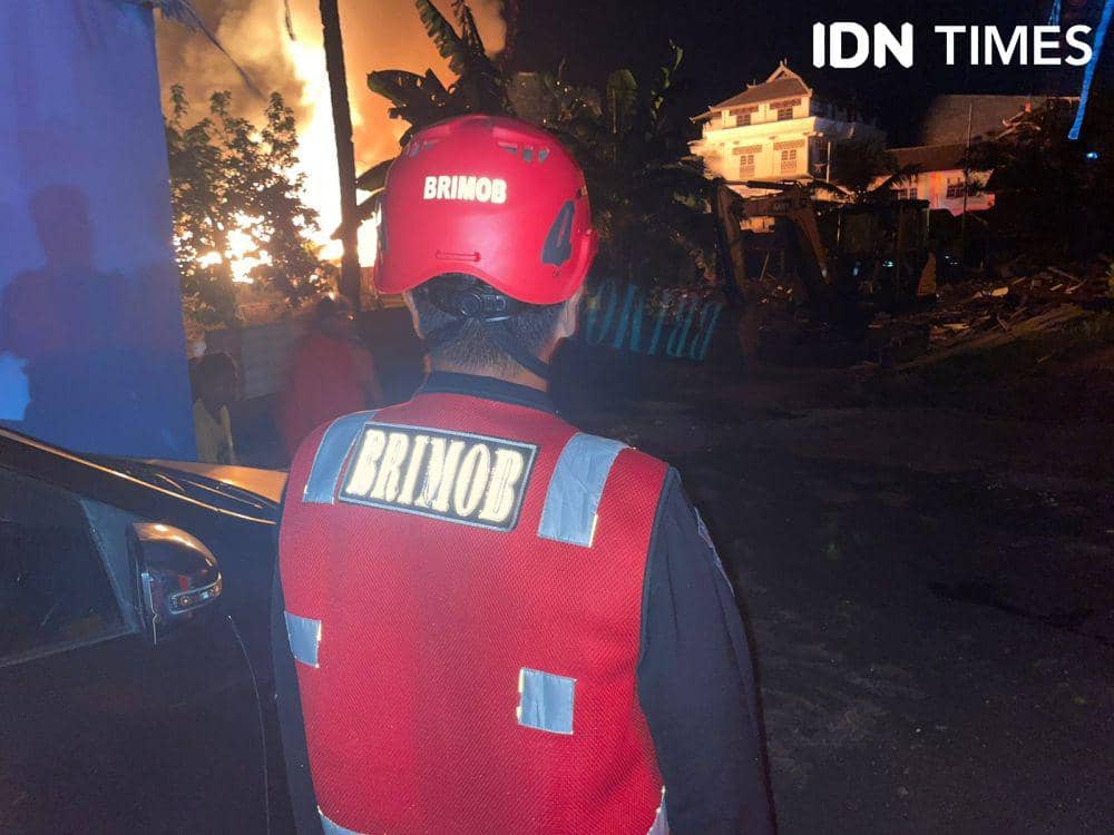 Puluhan rumah di Jalan Jenderal Sudirman RT 09 Kelurahan Klandasan Ulu, Kota Balikpapan, Kalimantan Timur hangus terbakar, Senin (18/3/2024). (IDN Times/Hilmansyah)