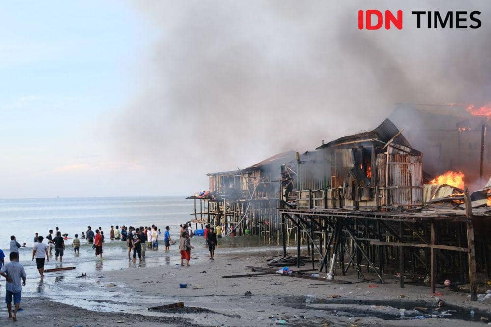 Puluhan rumah di Jalan Jenderal Sudirman RT 09 Kelurahan Klandasan Ulu, Kota Balikpapan, Kalimantan Timur hangus terbakar, Senin (18/3/2024). (IDN Times/Hilmansyah)