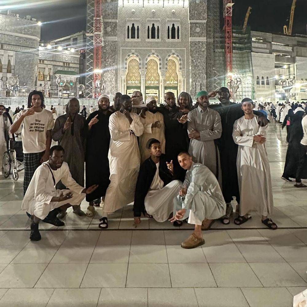 potret Anwar Hadid umrah (instagram.com/anwarhadid)
