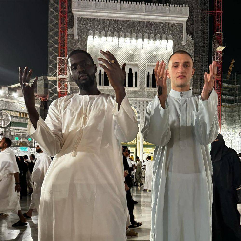 potret Anwar Hadid umrah (instagram.com/anwarhadid)