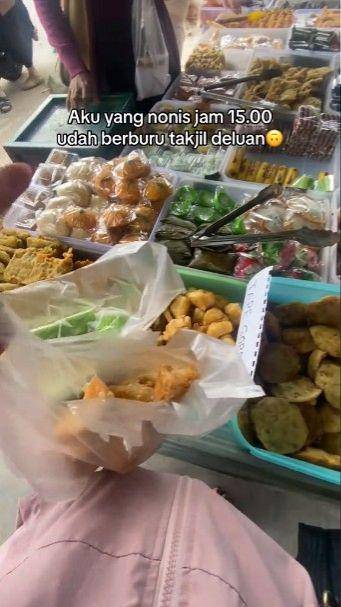 komentar kocak netizen non muslim ikut berburu takjil (tiktok.com/@meiliharianti26)