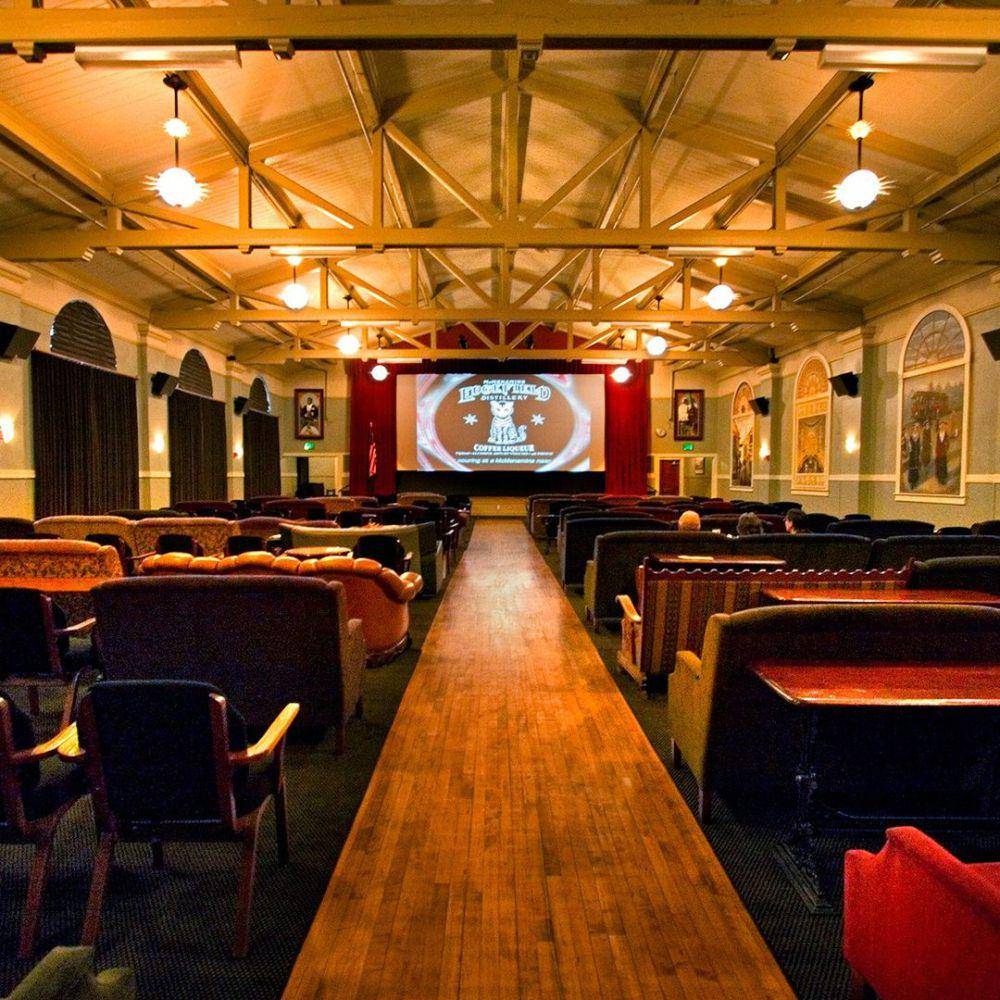 Bioskop McMenamins Kennedy School di Oregon (instagram.com/mcmenamins)