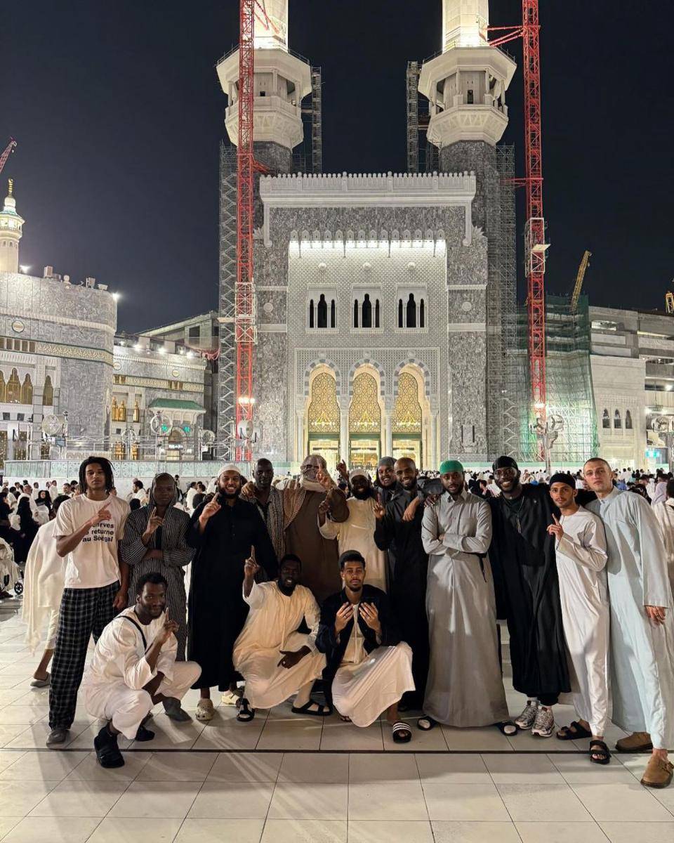 potret Anwar Hadid umrah (instagram.com/anwarhadid)