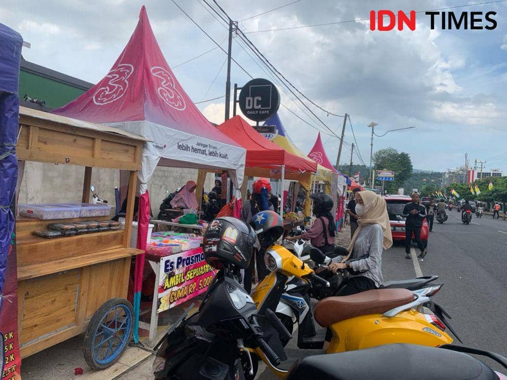 Spot Takjil Jalan Dokter Susilo. (IDN Times/Rohmah Mustaurida)