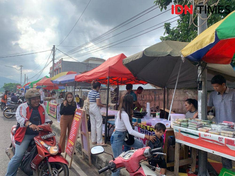 Spot Takjil Jalan Dokter Susilo. (IDN Times/Rohmah Mustaurida)