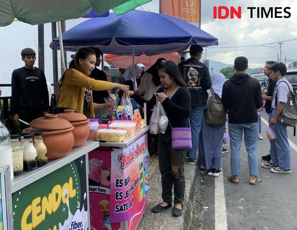 Spot Takjil Jalan Dokter Susilo. (IDN Times/Rohmah Mustaurida)