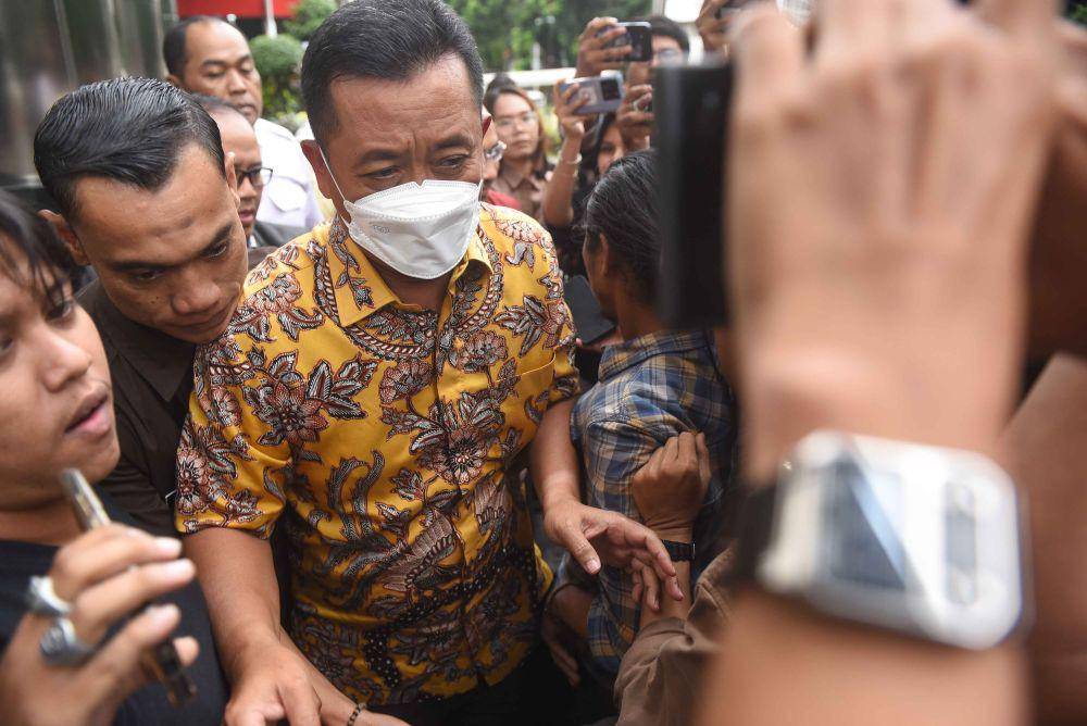 Tersangka yang merupakan Sekda Kota Bandung, Ema Sumarna, berjalan usai menjalani pemeriksaan di Gedung Merah Putih KPK, Jakarta, Kamis (14/3/2024). (ANTARA FOTO/Indrianto Eko Suwarso)