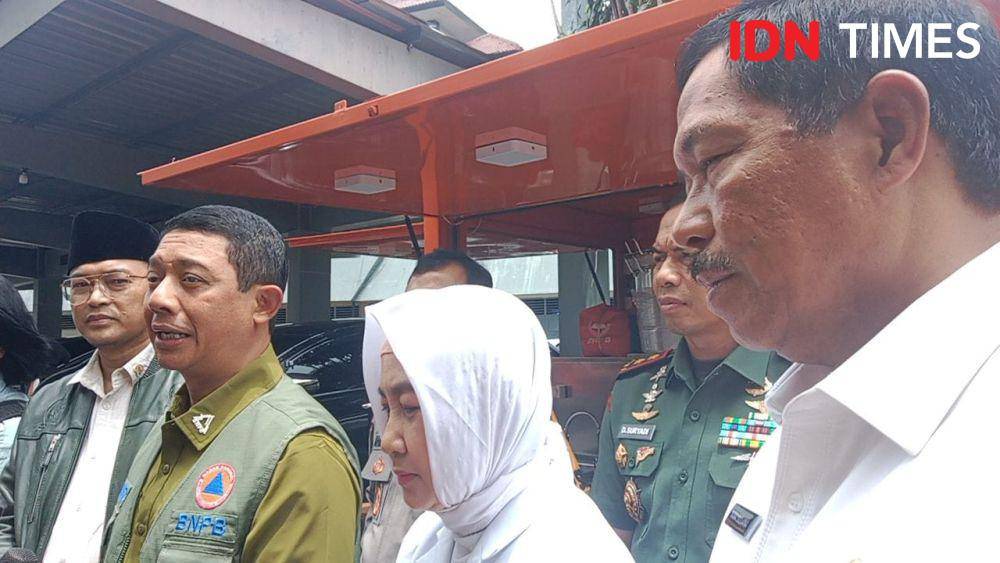 Kepala Badan Nasional Penanggulangan Bencana (BNPB), Letjen TNI Suharyanto, Kepala BMKG Dwikorita Karnawati dan Pj Gubernur Jateng Nana Sudjana memberikan pernyataan bergiliran mengenai pola penanganan banjir yang meluas di Jawa Tengah. (IDN Times/Fariz Fardianto)