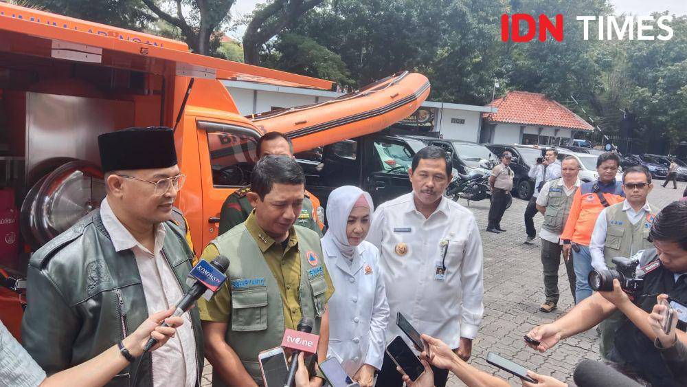 Caleg DPR RI Wisnu Widjaja bersama Kepala BNPB Letjen TNI Suharyanto, Kepala BMKG Dwikorita Karnawati dan Pj Gubernur Jateng Nana Sudjana saat menggelar doorstop dengan wartawan di halaman Gedung B Kompleks Kantor Gubernur Jateng. (IDN Times/Fariz Fardianto)
