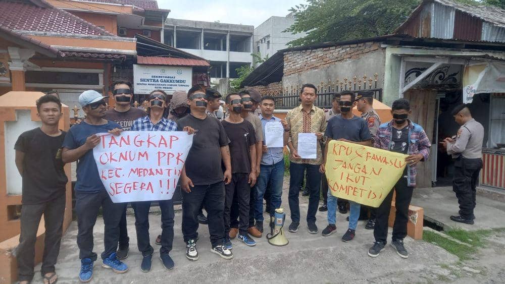 Massa membawa poster protes soal dugaan penggelembungan suara di Dapil 3 (Dok.istimewa)