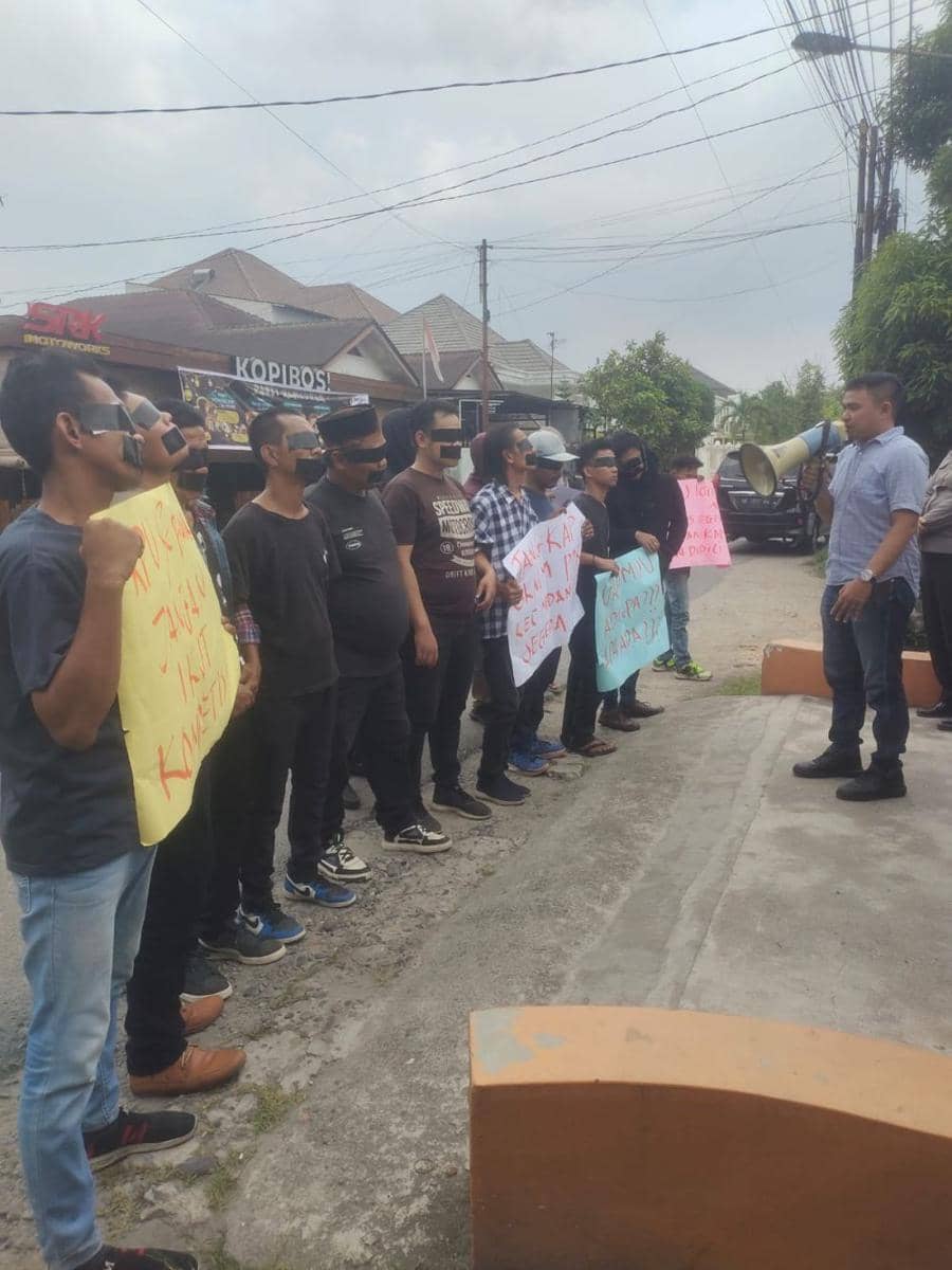 Dugaan Penggelembungan Suara, Massa Aksi Tutup Mulut di Bawaslu Medan