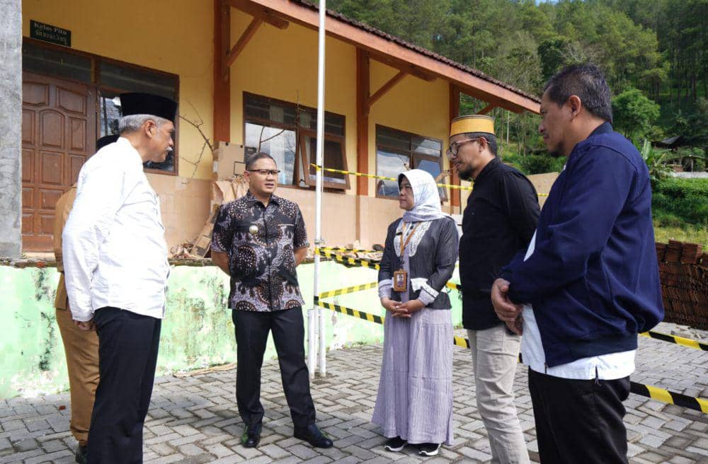 PJ Wali Kota Batu, Aries Agung Paewai saat meninjau sekolah di Dusun Brau. (Dok. Humas Pemkot Batu)