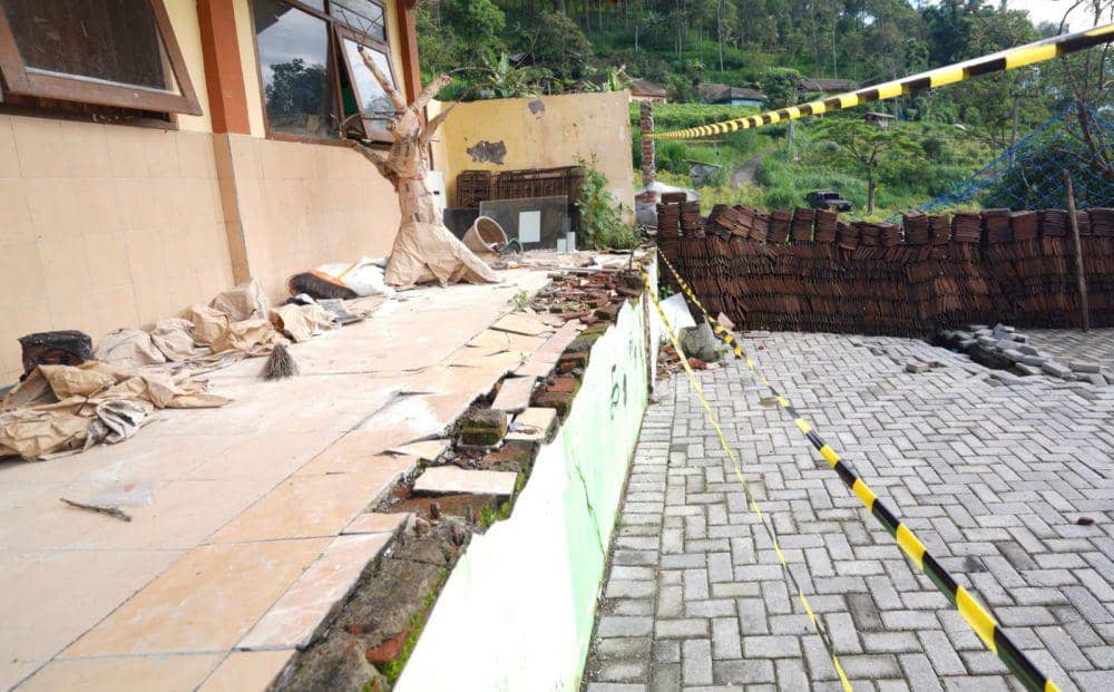 Kondisi sekolah di Dusun Brau yang terdampak fenomena tanah bergerak. (Dok. Humas Pemkot Batu)