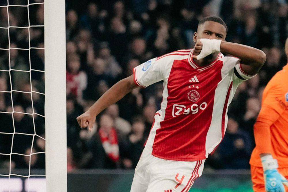 Jorrel Hato menjadi andalan di lini bertahan Ajax Amsterdam. (twitter.com/AFCAjax)