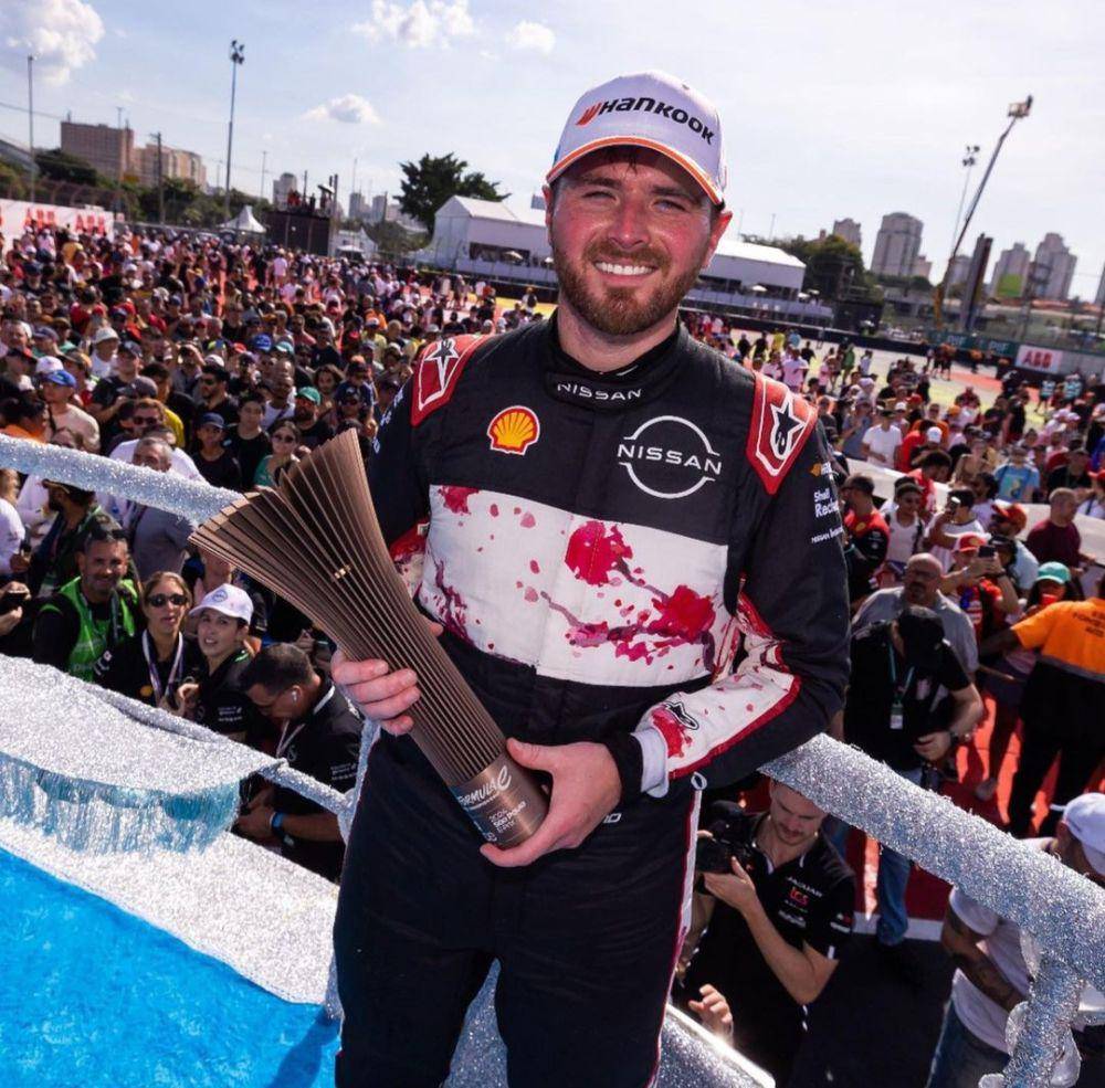 Oliver Rowland memegang trofi juara ketiga di E-Prix Sao Paulo 2024. (instagram.com/FIA)