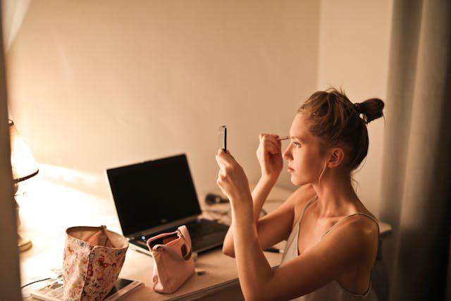 5 Kunci Penting Makeup Pantang Luntur, Flawless dan Tahan Lama