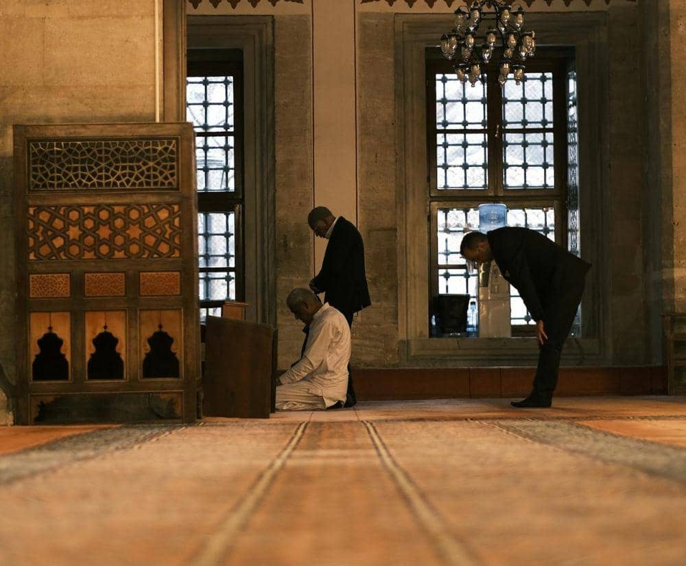 ilustrasi umat muslim melakukan salat (pexels.com/Bayram Yalçın)