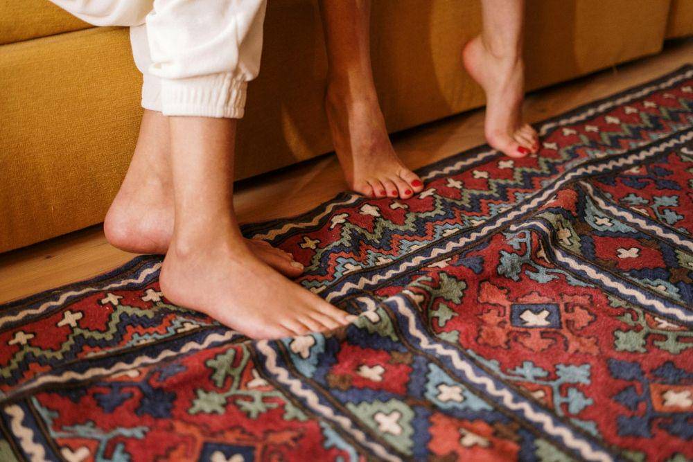 Ilustrasi kaki menapak karpet.