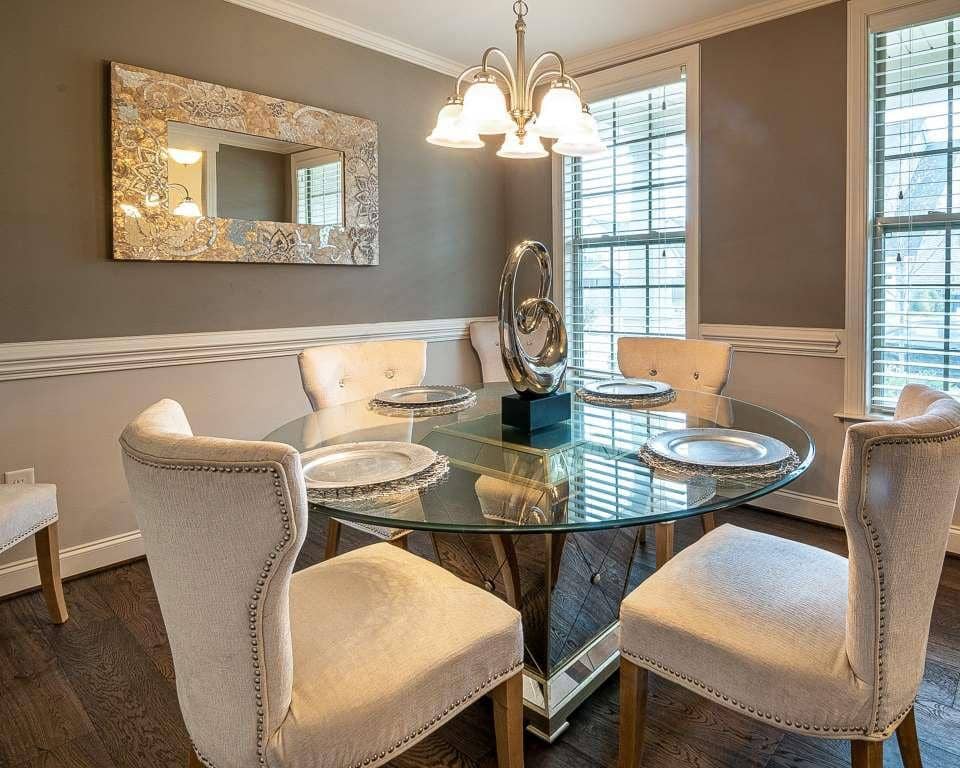 ilustrasi aksen silver pada aksesoris cermin dan pajangan meja (pexels.com/Curtis Adams)