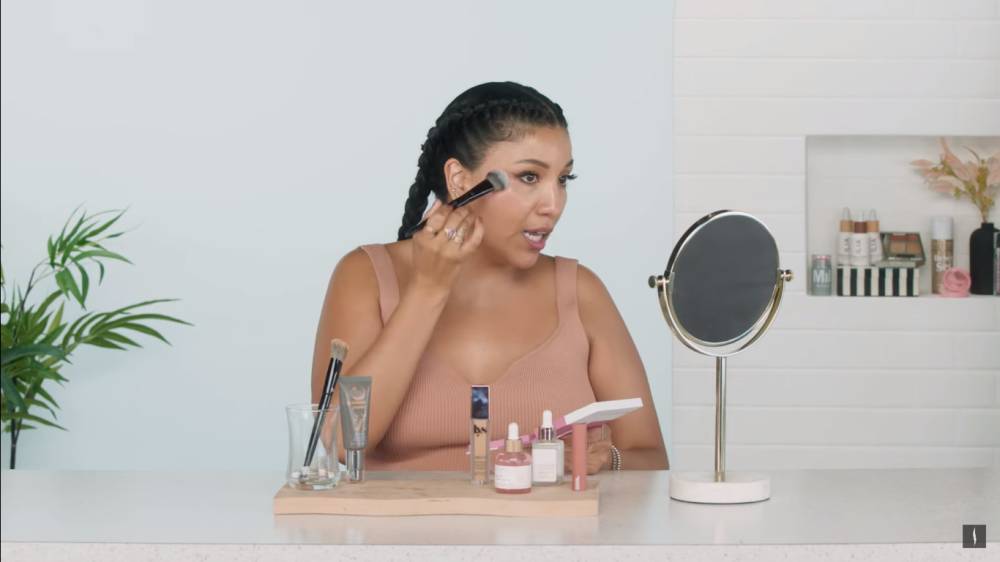 Blush on sebagai dimensi pada makeup (Youtube.com/Sephora)