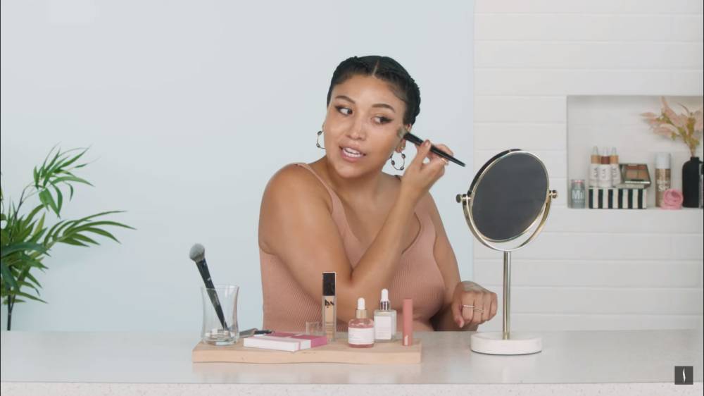 Aplikasikan foundation pada kulit lembap (Youtube.com/Sephora)