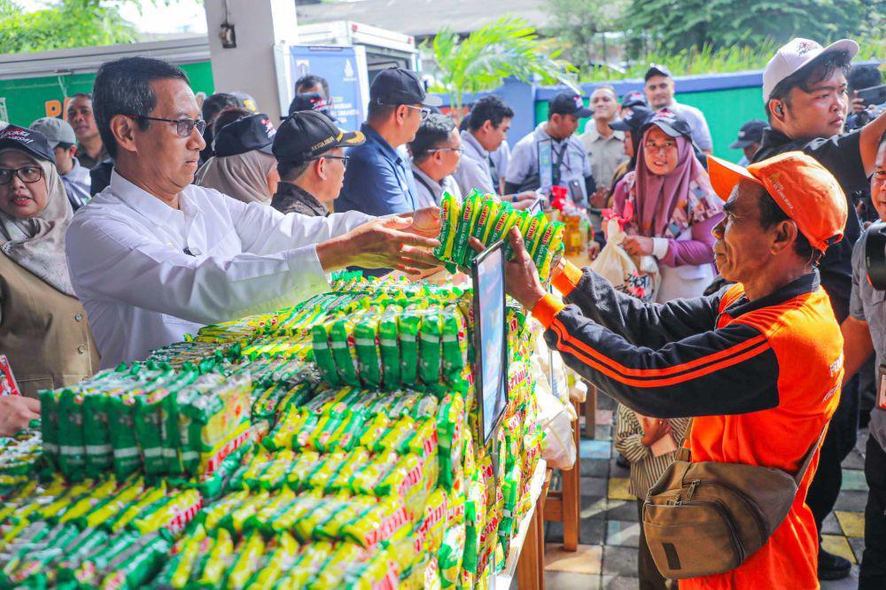 Pj. Gubernur Heru Apresiasi 50 Mitra Lintas Sektor Dukung Program Sembako Murah di Jakarta. (dok. Humas Pemprov DKI Jakarta)
