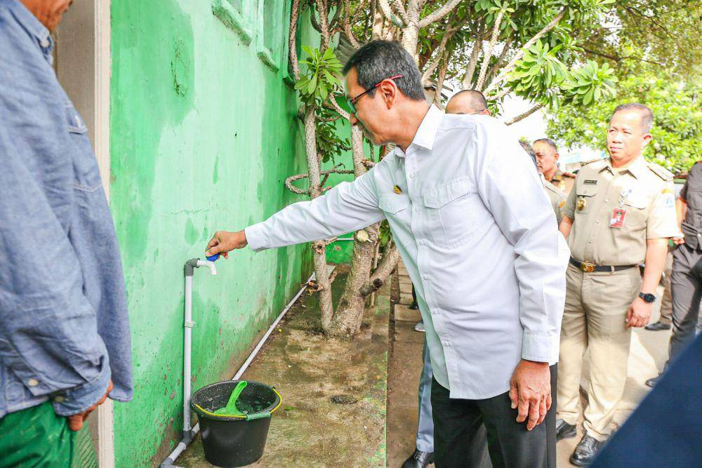 Pj. Gubernur Heru dorong percepatan akses air bersih untuk memastikan kebutuhan dasar warga Kamal Muara terpenuhi. (dok. Humas Pemprov DKI Jakarta)