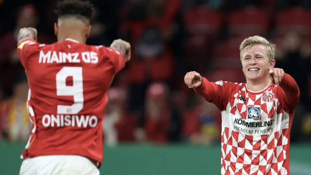 Jonathan Burkardt (kanan) (bundesliga.com)