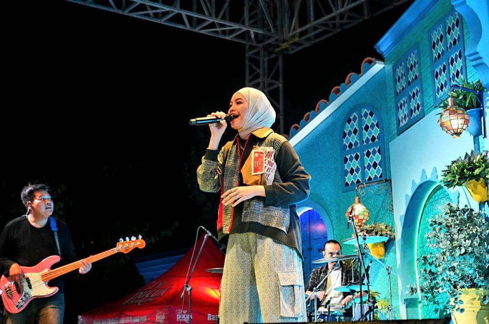 Penampilan artis pada acara Ramadan in Blue. (dok. Summarecon Mall Bekasi)