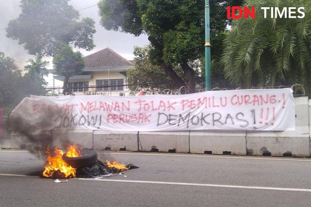 Massa Koalisi Nasional Penyelamat Demokrasi (KNPD) adakan demonstrasi di depan Kantor KPU pada Senin (18/3/2024). (IDN Times/Iglo Montana)