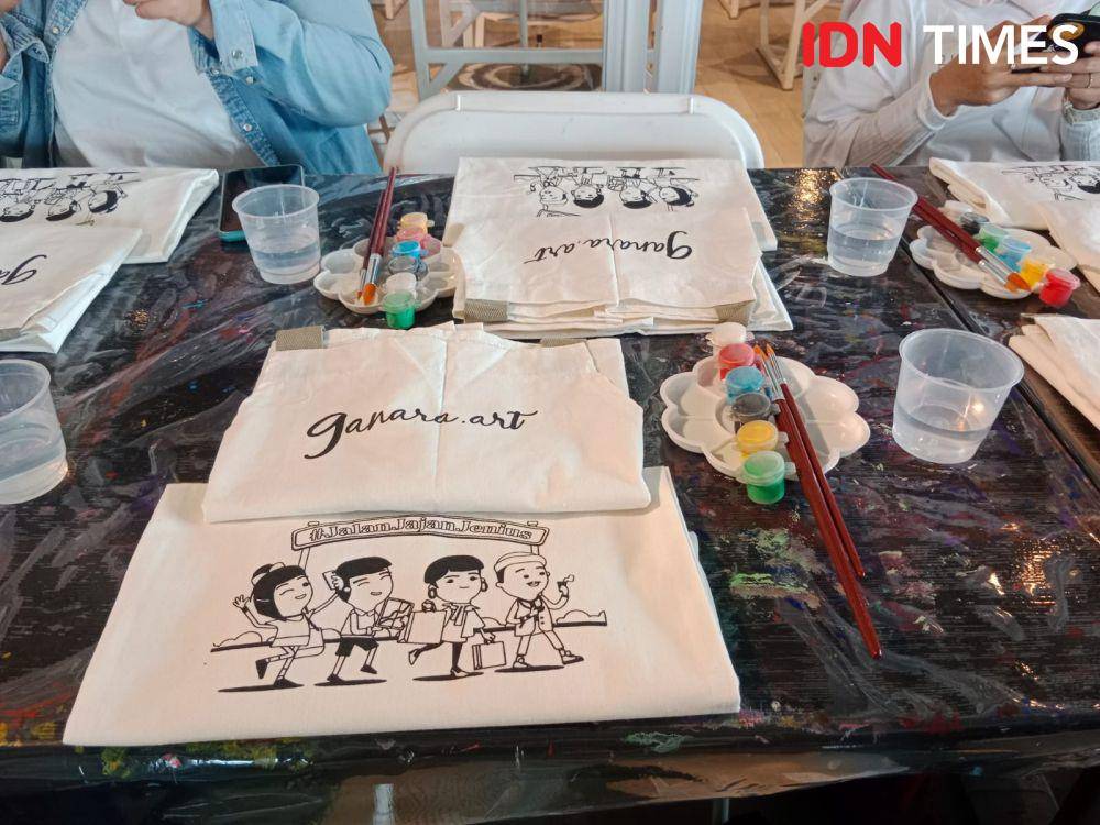 Workshop Acrylic Painting on Fabric di Ganara Art Plaza Indonesia (IDN Times/Adyaning Raras)