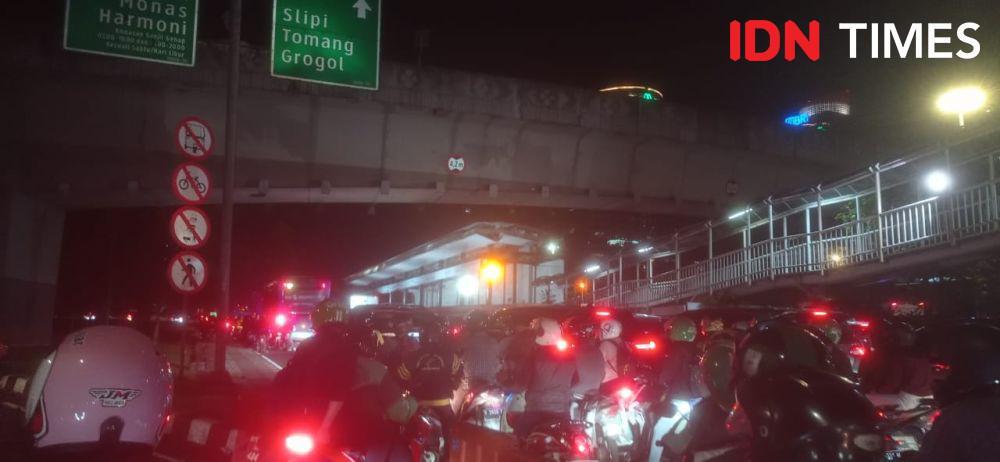 Demo di DPR Belum Selesai, Jalur Gatot Subroto-Slipi Macet Total