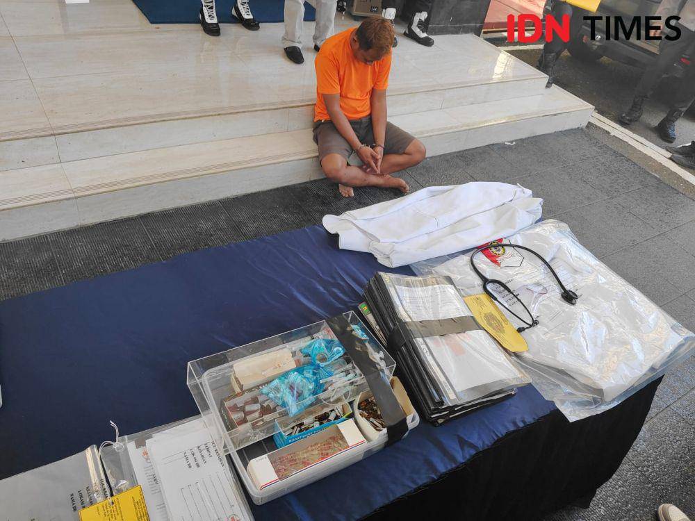 Dokter gadungan di Bekasi ditangkap. (IDN Times/Imam Faishal)
