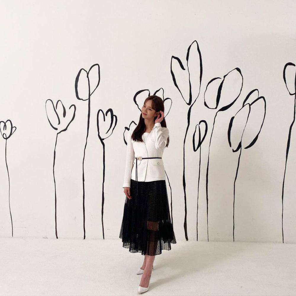 outfit nuansa putih ala Lee Hyeri (instagram.com/hyeri_0609)