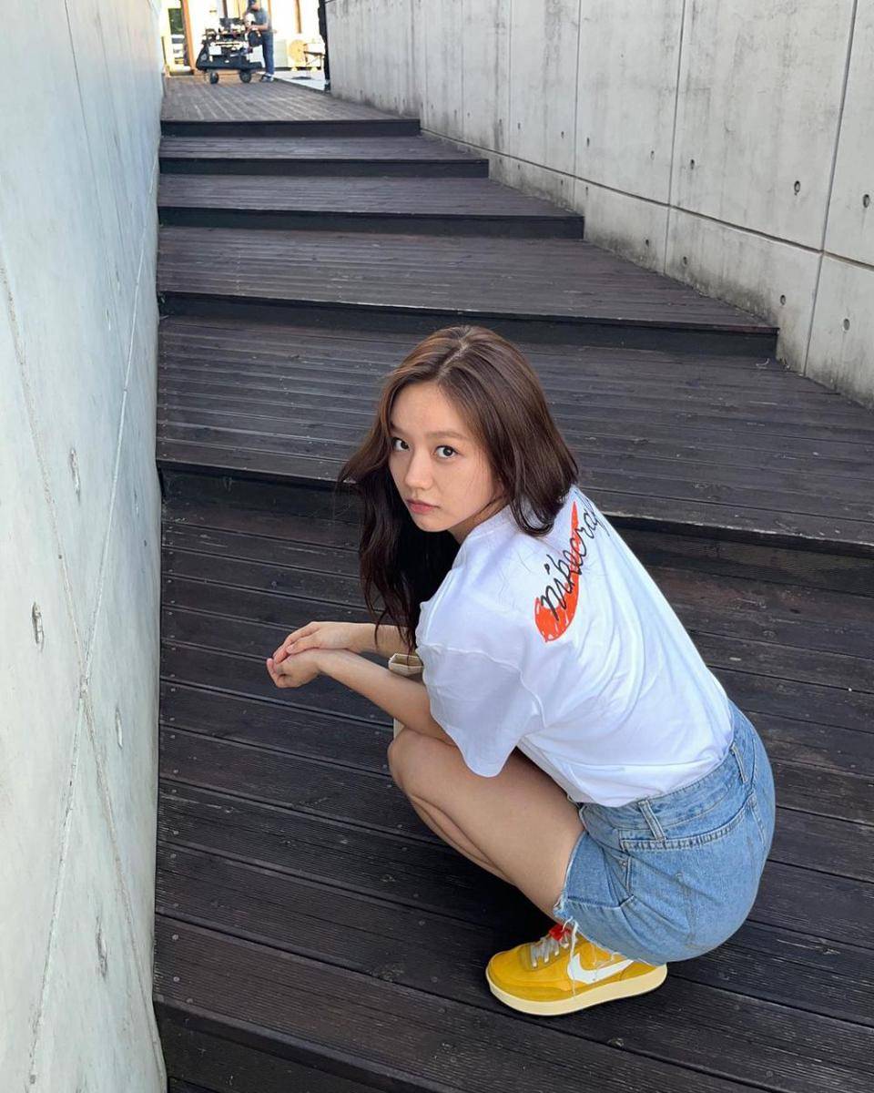 outfit nuansa putih ala Lee Hyeri (instagram.com/hyeri_0609)